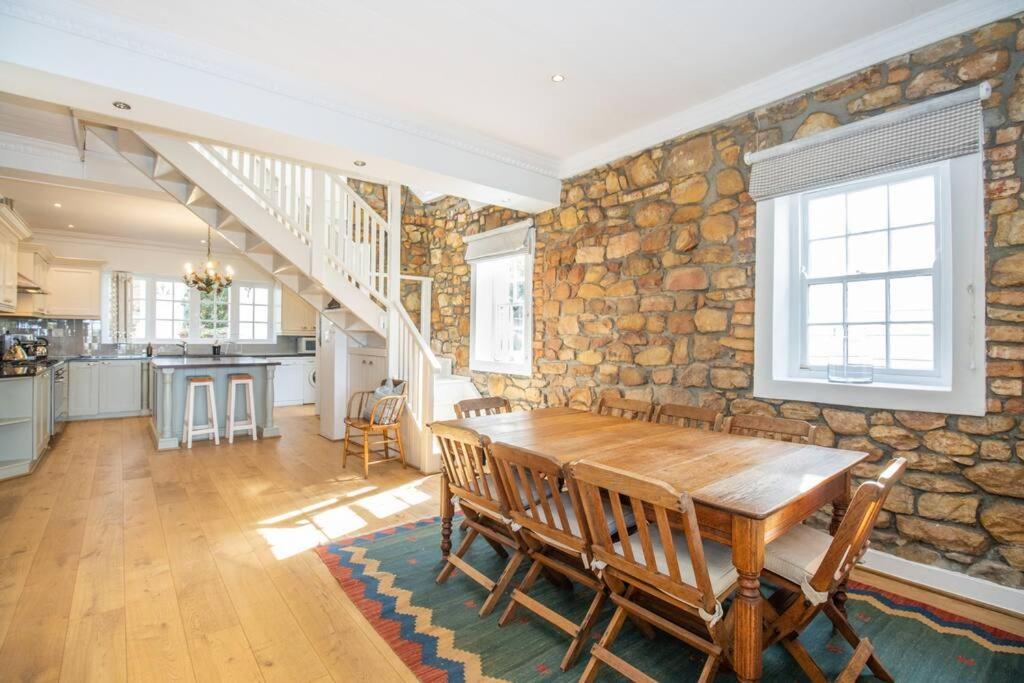 Enchanting Stone-crafted Ferienhaus Kapstadt